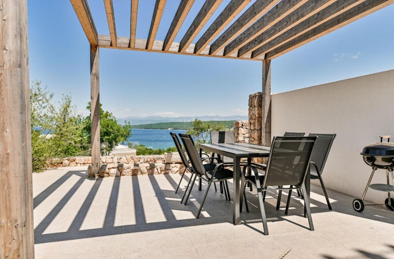 Apartment Flori With Sea View Malinska Exterior photo