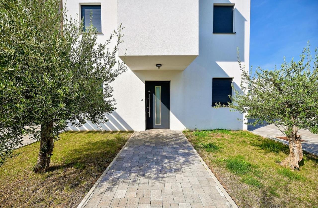 Apartment Flori With Sea View Malinska Exterior photo
