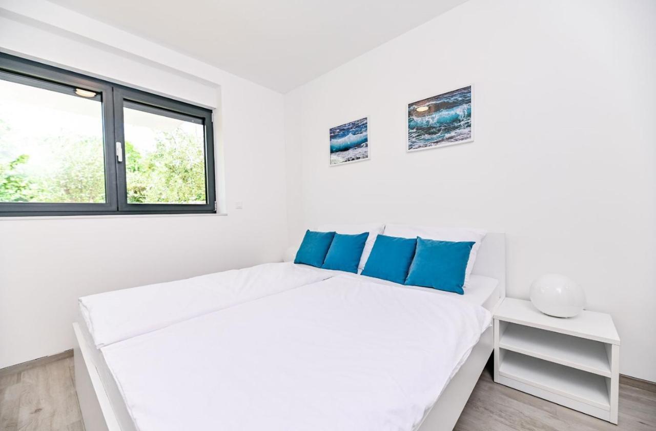 Apartment Flori With Sea View Malinska Exterior photo